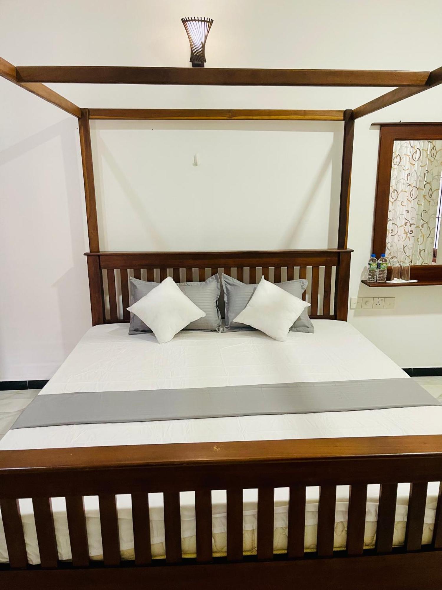Sand & Surf Guest House Negombo Exterior foto