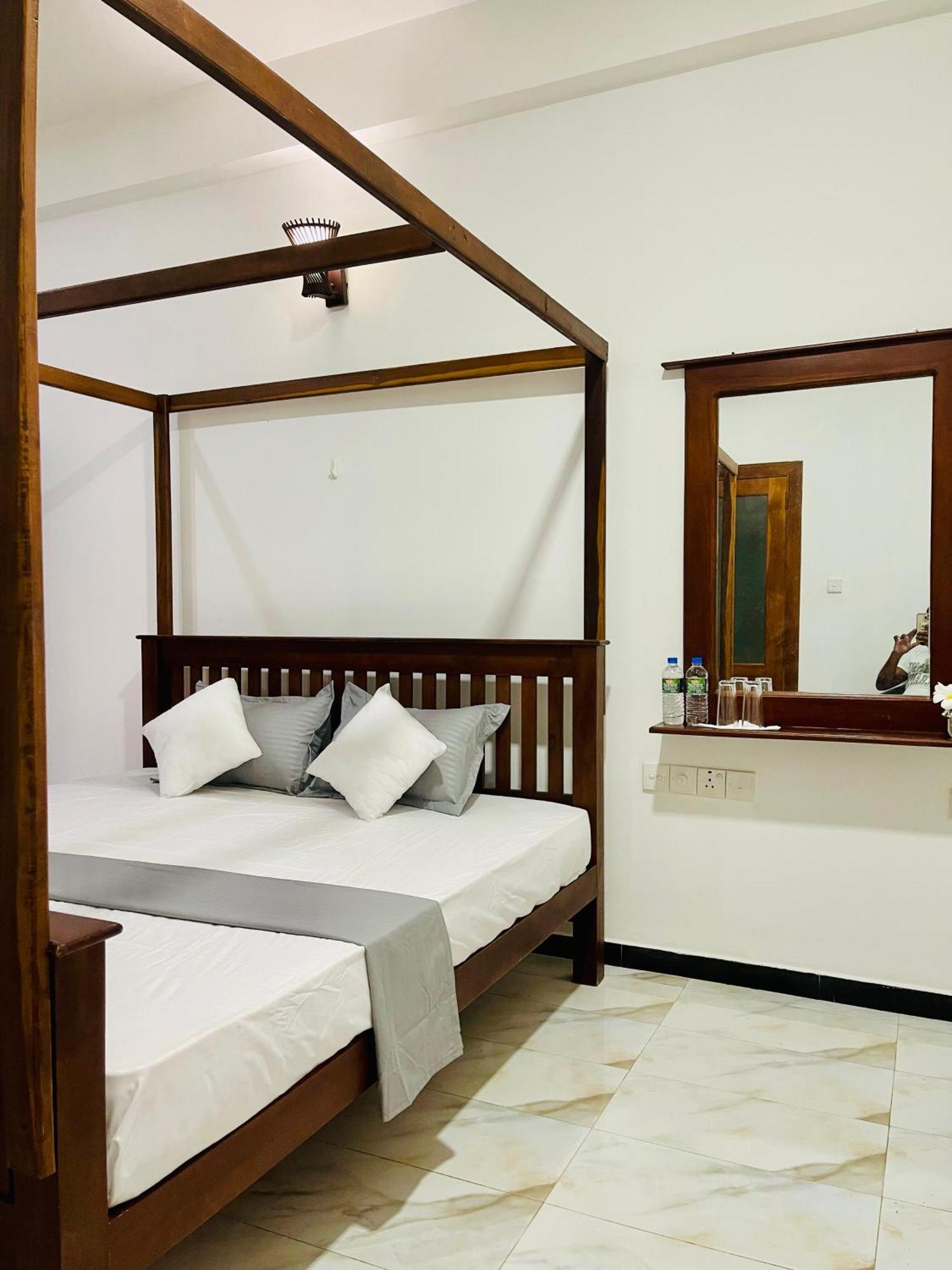 Sand & Surf Guest House Negombo Exterior foto